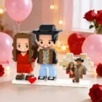 brick-figures-couple-heart